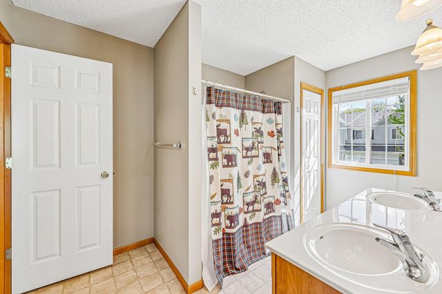 40 River Woods Drive W, Saint Paul Park, MN 55071