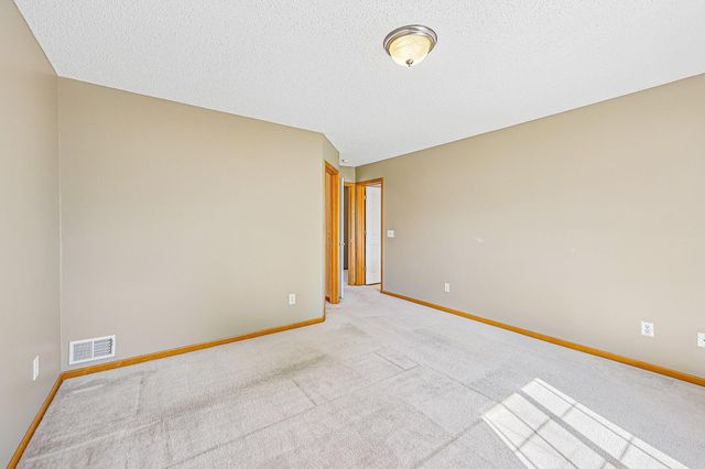 40 River Woods Drive W, Saint Paul Park, MN 55071
