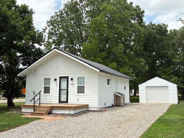 1606 N 2nd Avenue W, Newton, IA 50208