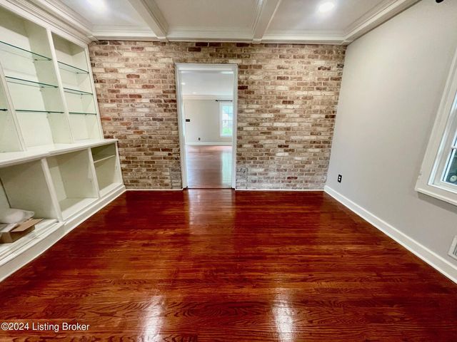 210 Don Allen Rd, Louisville, KY 40207