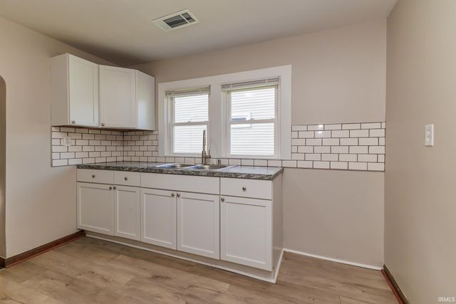 2104 S Biltmore Ave, Muncie, IN 47302