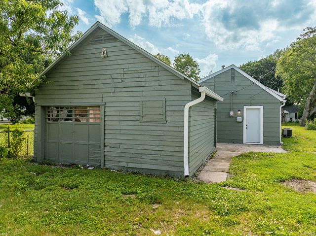 2104 S Biltmore Ave, Muncie, IN 47302