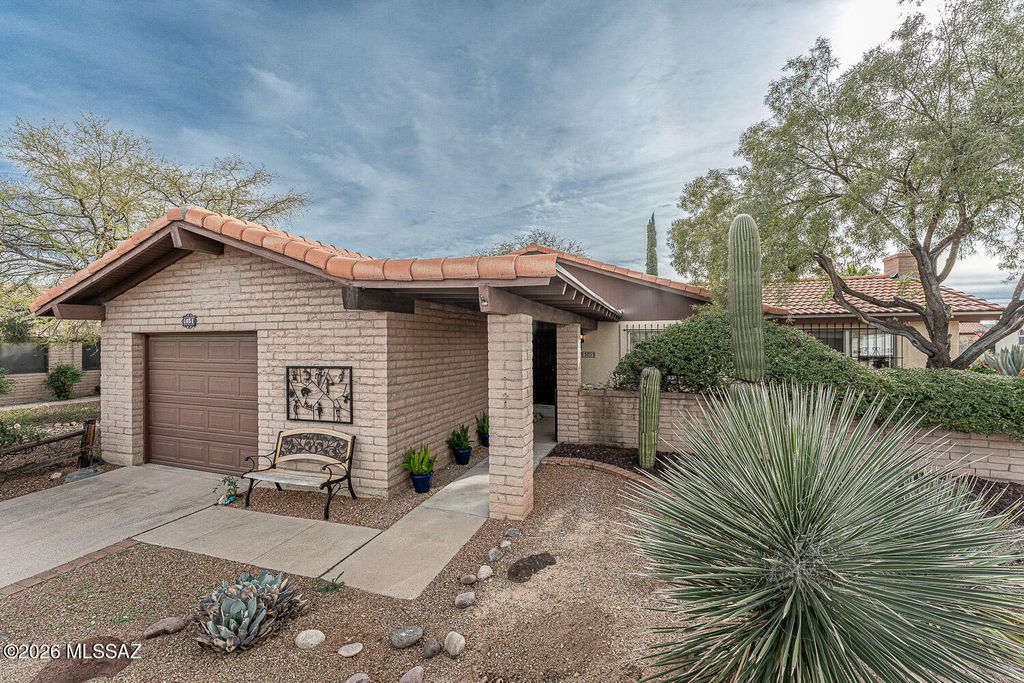 1051 W Camino Sagasta, Green Valley, AZ 85622