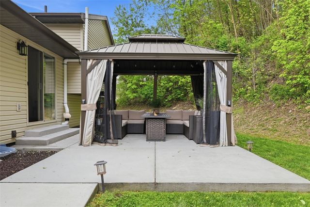 39 Blackswoods Rd, New Sewickley Twp, PA 15042