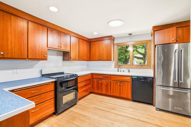 W276N1875 Spring Creek DRIVE, Pewaukee, WI 53072