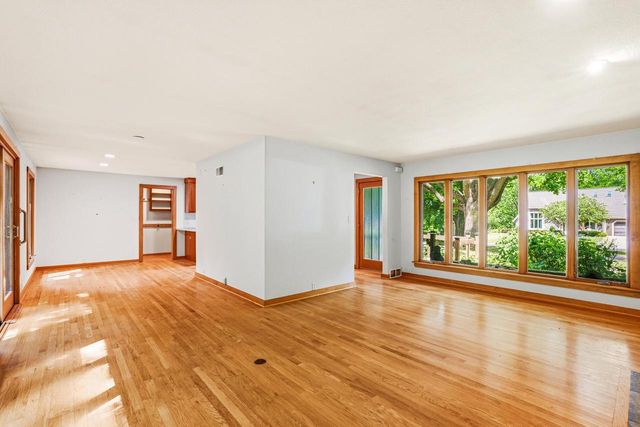 W276N1875 Spring Creek DRIVE, Pewaukee, WI 53072