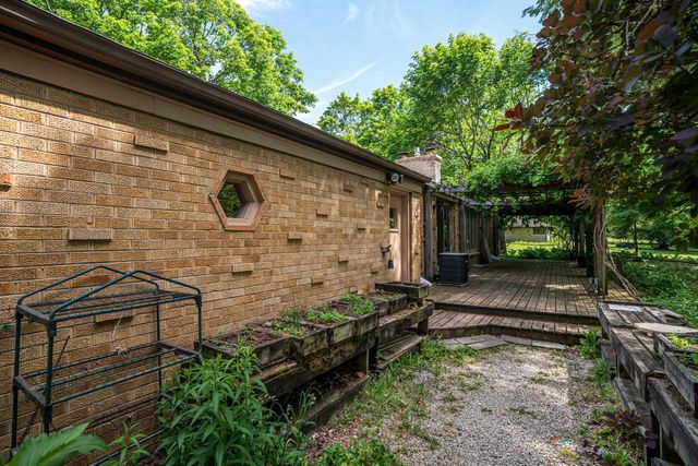 W276N1875 Spring Creek DRIVE, Pewaukee, WI 53072