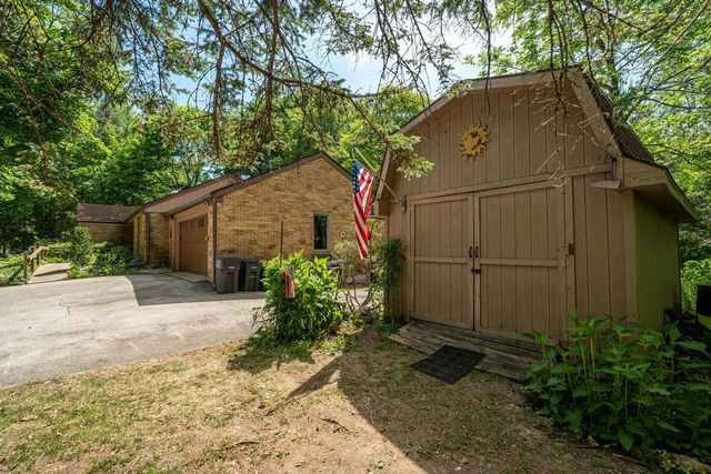 W276N1875 Spring Creek DRIVE, Pewaukee, WI 53072
