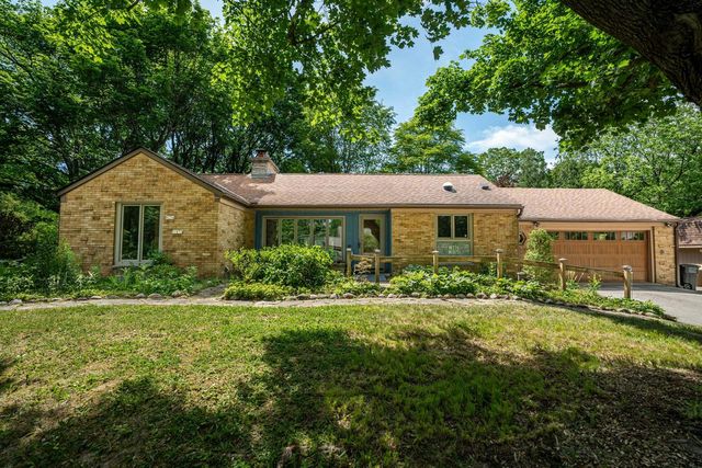 W276N1875 Spring Creek DRIVE, Pewaukee, WI 53072
