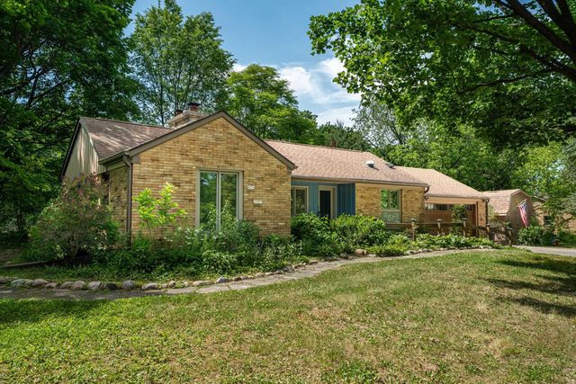W276N1875 Spring Creek DRIVE, Pewaukee, WI 53072