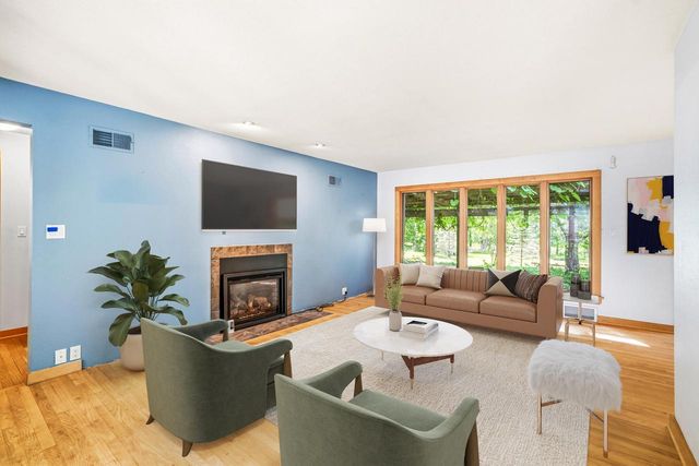 W276N1875 Spring Creek DRIVE, Pewaukee, WI 53072