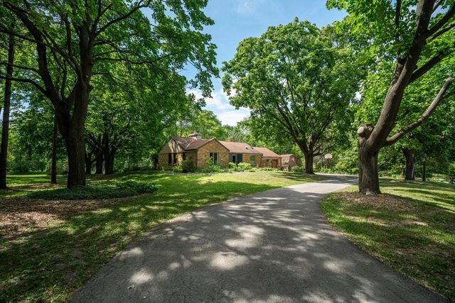W276N1875 Spring Creek DRIVE, Pewaukee, WI 53072