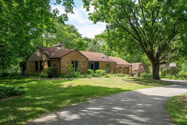 W276N1875 Spring Creek DRIVE, Pewaukee, WI 53072