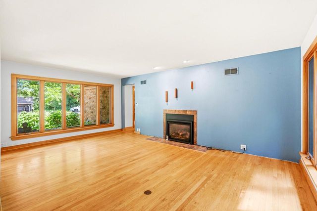 W276N1875 Spring Creek DRIVE, Pewaukee, WI 53072