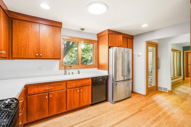 W276N1875 Spring Creek DRIVE, Pewaukee, WI 53072