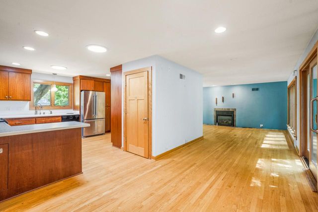 W276N1875 Spring Creek DRIVE, Pewaukee, WI 53072