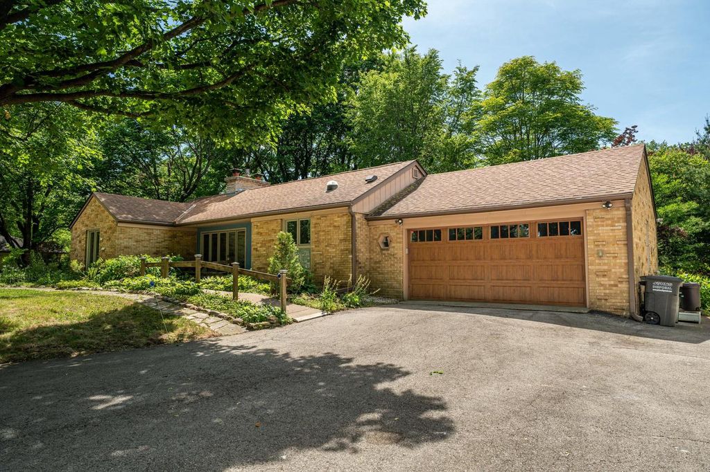 W276N1875 Spring Creek DRIVE, Pewaukee, WI 53072