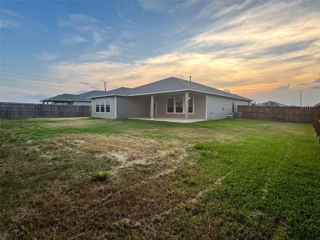 502 Turtle Dove Dr, Sealy, TX 77474
