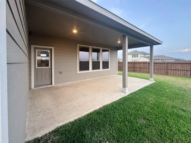 502 Turtle Dove Dr, Sealy, TX 77474