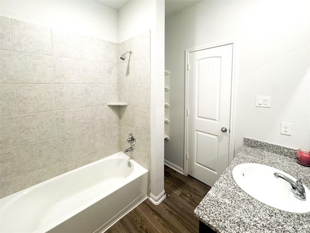 502 Turtle Dove Dr, Sealy, TX 77474