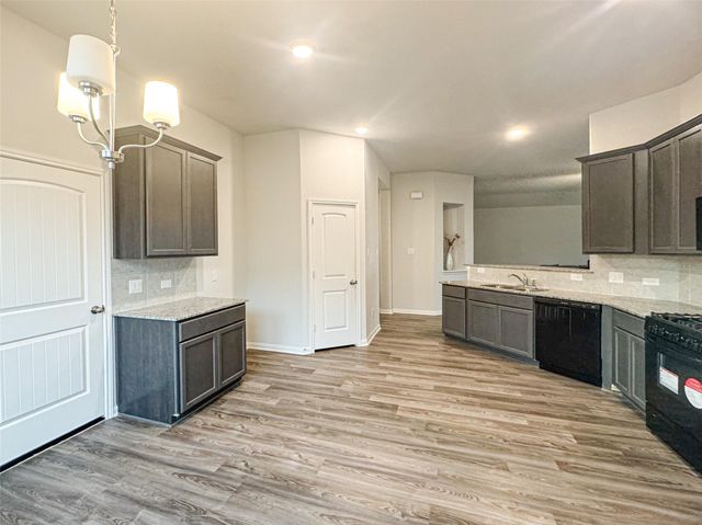 502 Turtle Dove Dr, Sealy, TX 77474