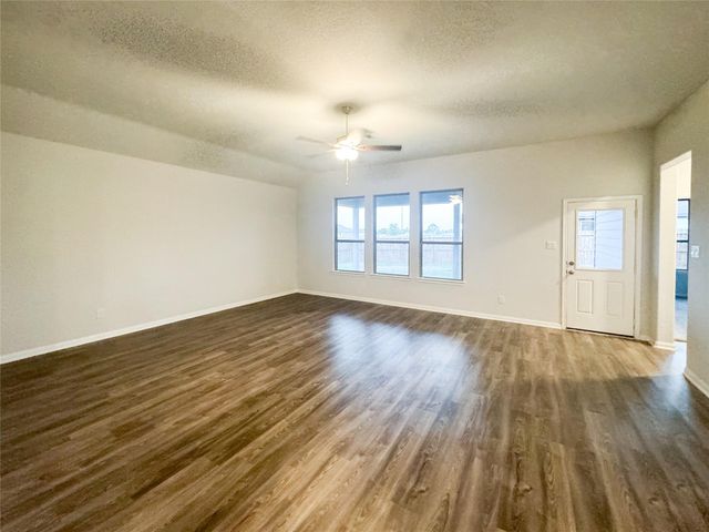 502 Turtle Dove Dr, Sealy, TX 77474