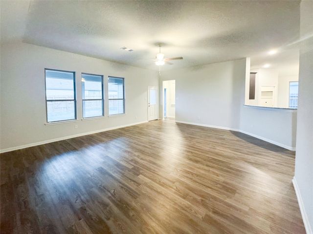 502 Turtle Dove Dr, Sealy, TX 77474