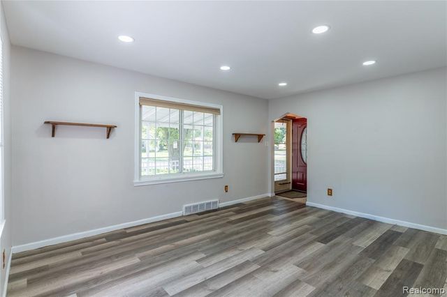 7514 N Silvery Lane, Dearborn Heights, MI 48127