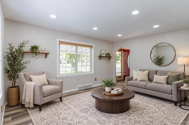 7514 N Silvery Lane, Dearborn Heights, MI 48127