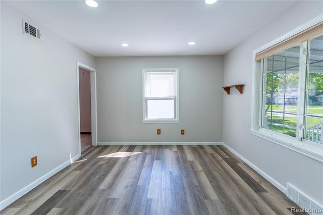 7514 N Silvery Lane, Dearborn Heights, MI 48127