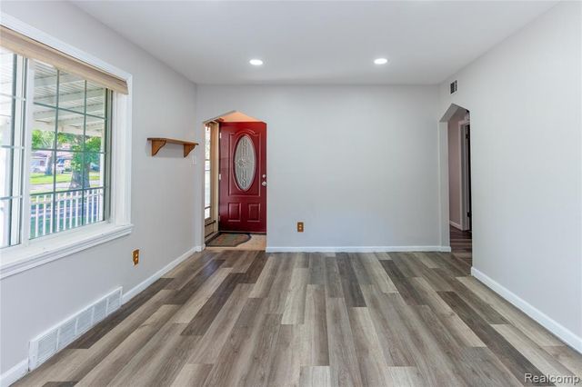 7514 N Silvery Lane, Dearborn Heights, MI 48127