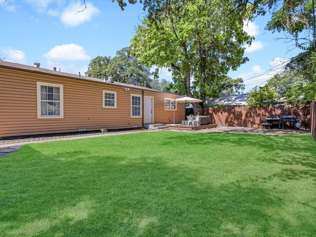 2745 Honeysuckle Avenue, Fort Worth, TX 76111