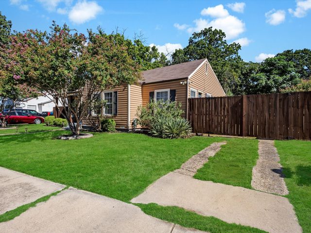 2745 Honeysuckle Avenue, Fort Worth, TX 76111