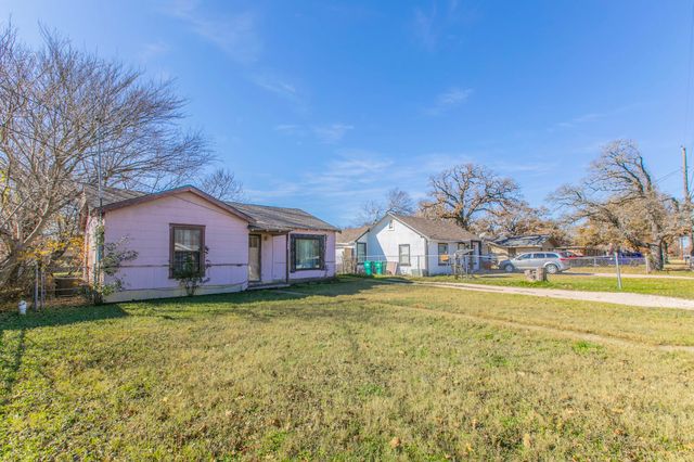 108 N Lakeview Drive, Lacy Lakeview, TX 76705