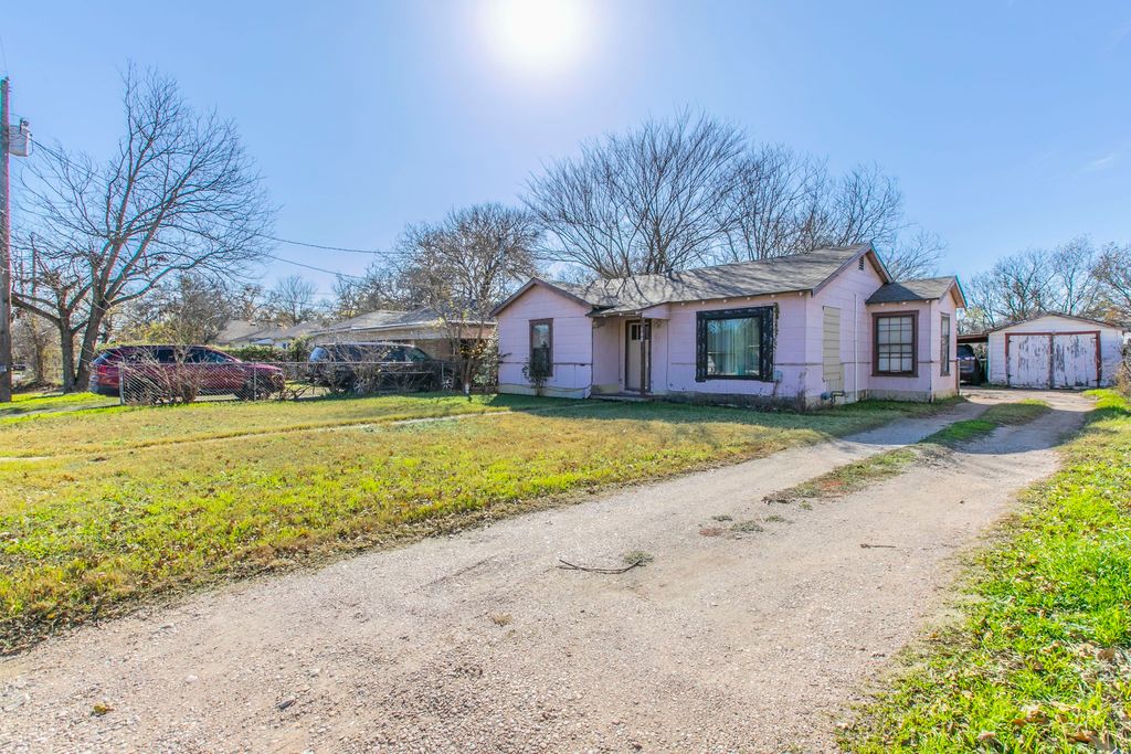 108 N Lakeview Drive, Lacy Lakeview, TX 76705