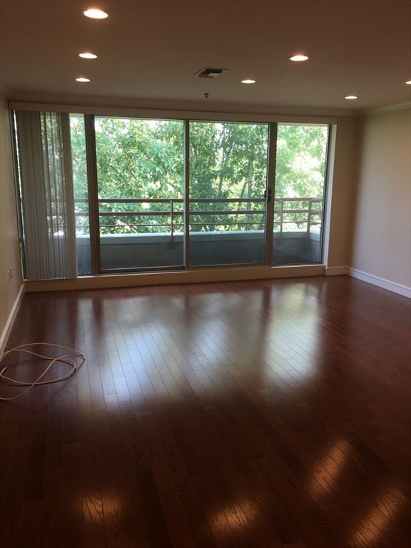 193 Oak St 604, Newton, MA 02464