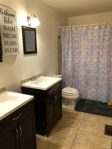 1009 E Holbrook Avenue, Flint, MI 48505