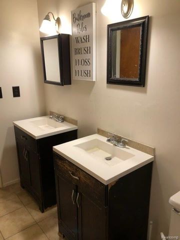 1009 E Holbrook Avenue, Flint, MI 48505