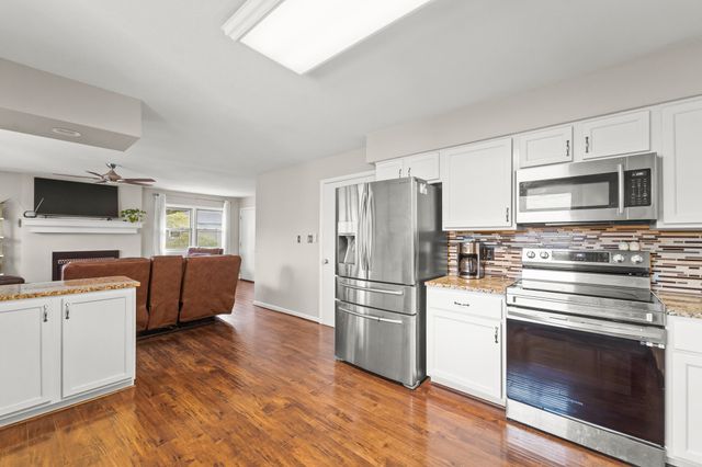 4 ROCKINGHAM DR, Columbia, MO 65203