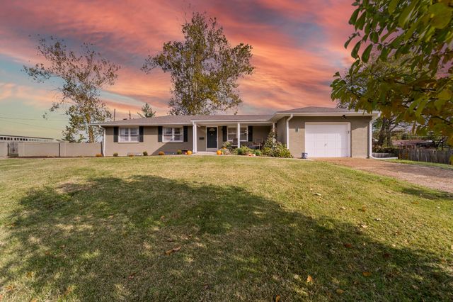 4 ROCKINGHAM DR, Columbia, MO 65203
