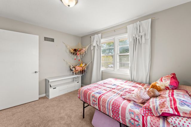 4 ROCKINGHAM DR, Columbia, MO 65203