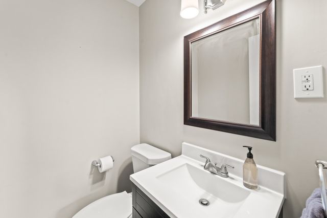 4 ROCKINGHAM DR, Columbia, MO 65203