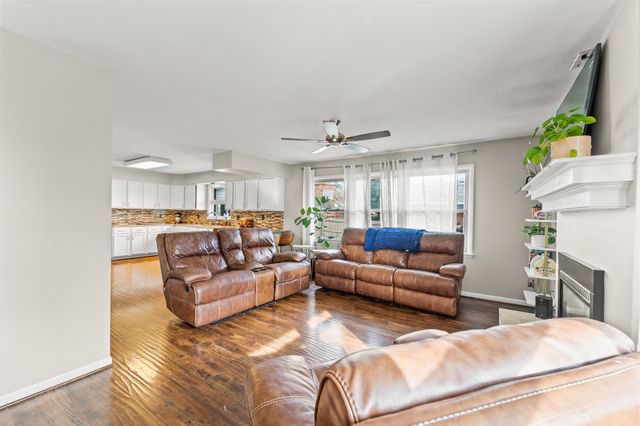 4 ROCKINGHAM DR, Columbia, MO 65203