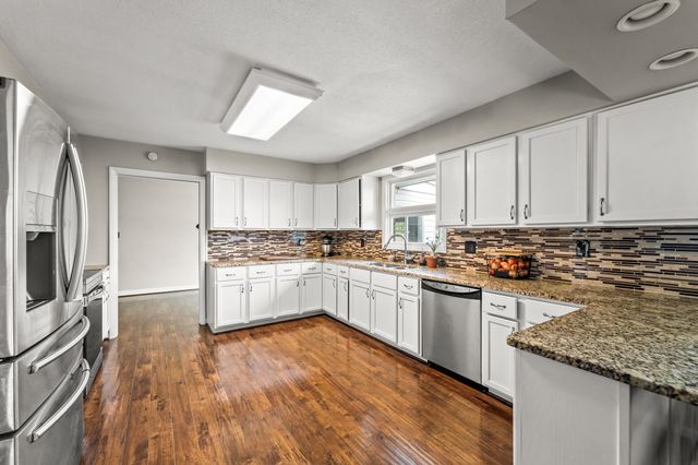 4 ROCKINGHAM DR, Columbia, MO 65203