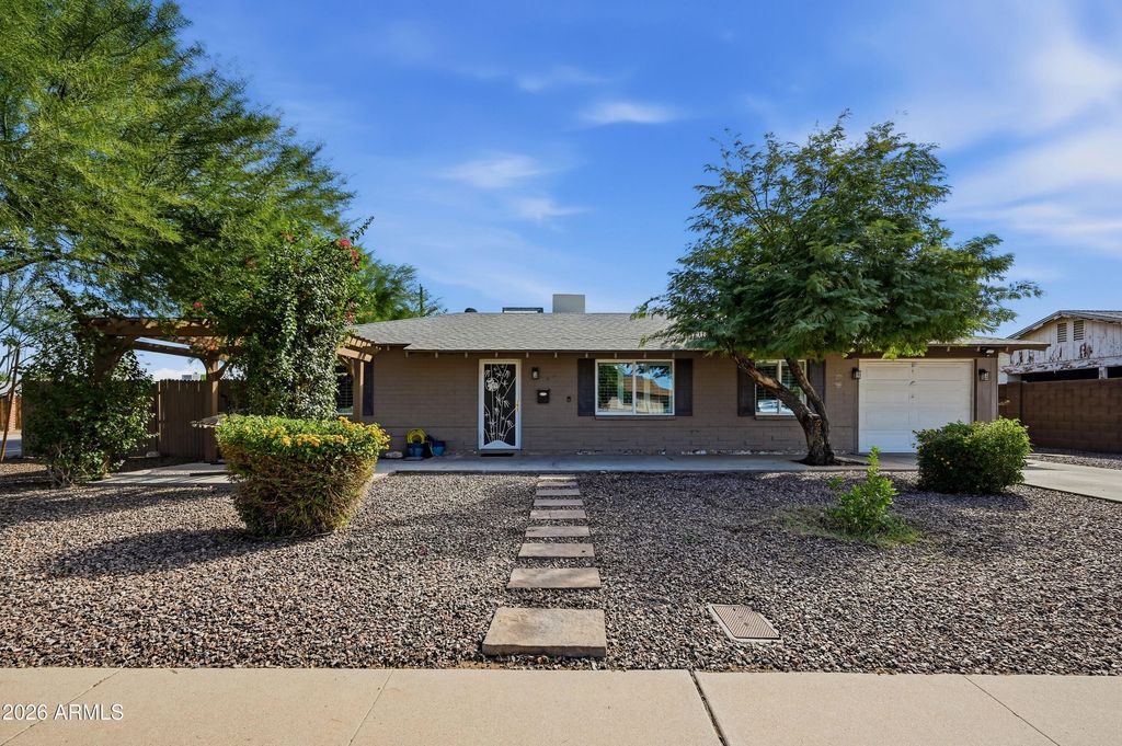 2301 W CHEERY LYNN Road, Phoenix, AZ 85015 — photo 2
