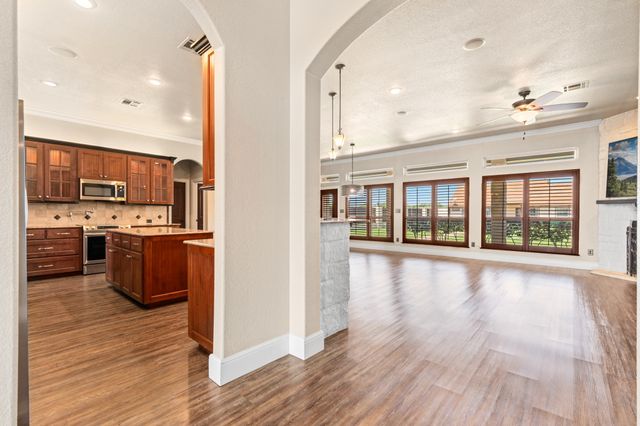 400 E Spurgeon Street, Itasca, TX 76055