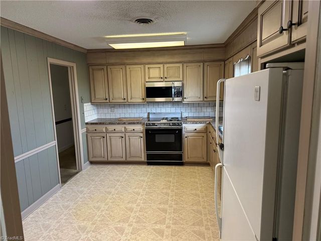 138 Highland Avenue, Mount Airy, NC 27030