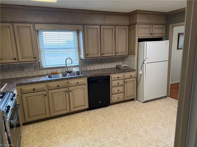 138 Highland Avenue, Mount Airy, NC 27030