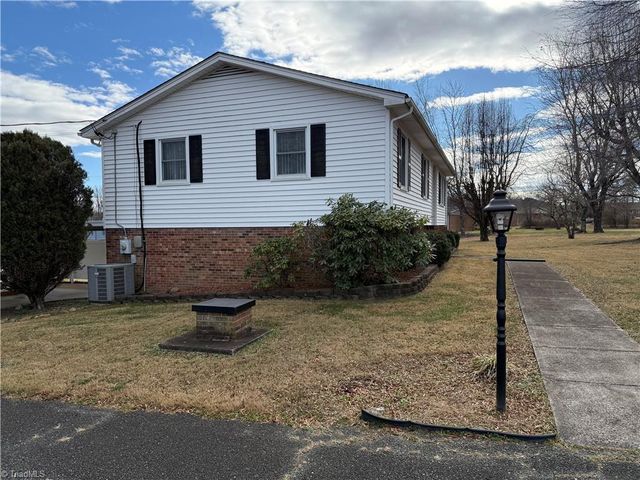138 Highland Avenue, Mount Airy, NC 27030