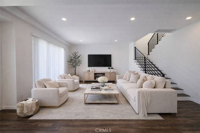 7105 N Dylan Court, Reseda, CA 91335